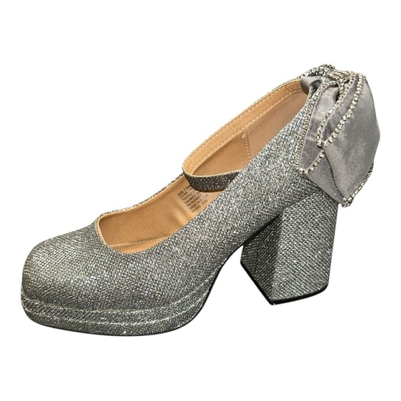 Torrid BETSEY JOHNSON SILVER BOW BACK HEEL size 7.5 (WW - WIDE WIDTH) NIB - Picture 8 of 15